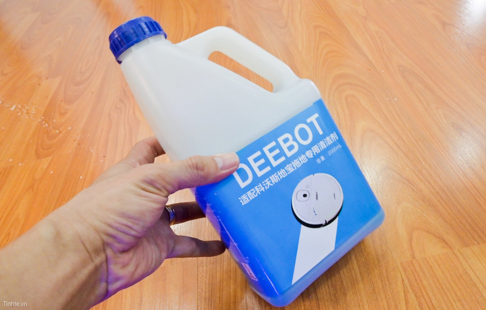 Có nên sử dụng nước lau nhà cho robot hút bụi?